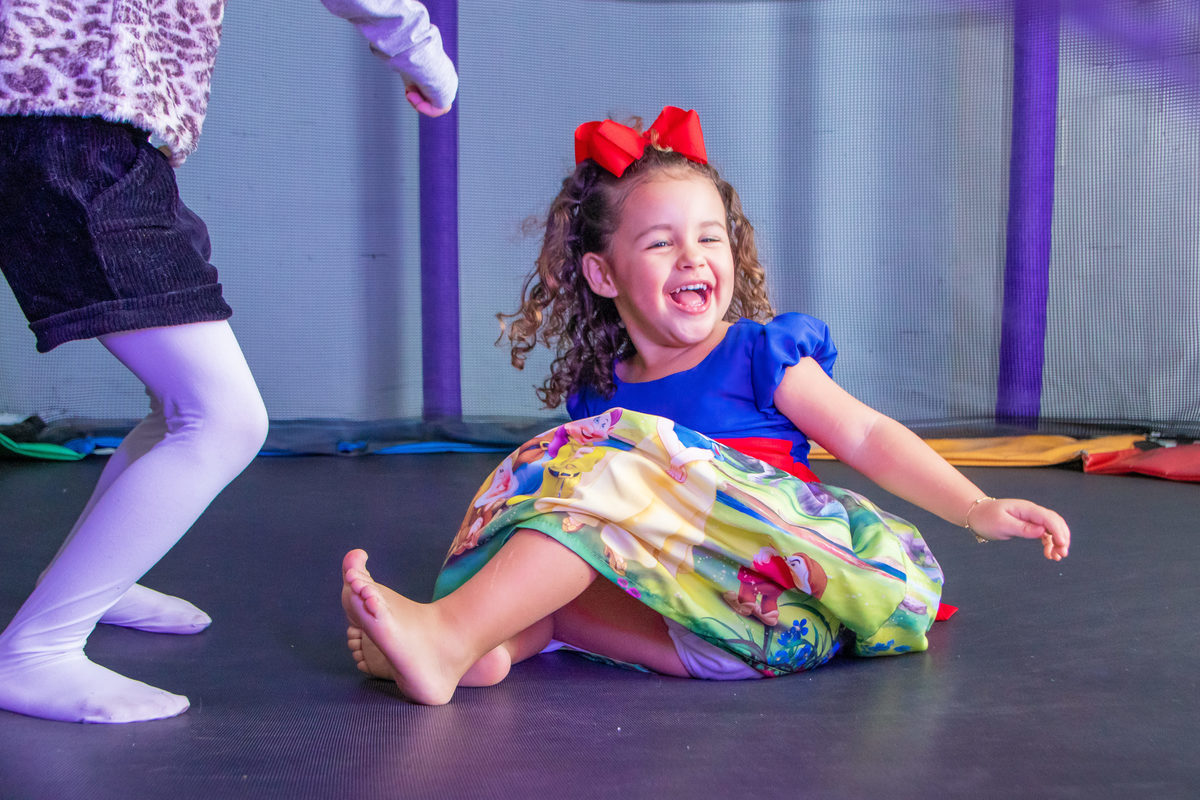 buffet biscoito bauru, buffet infantil bauru, aniversário infantil bauru, aniversariante brincando no pula pula