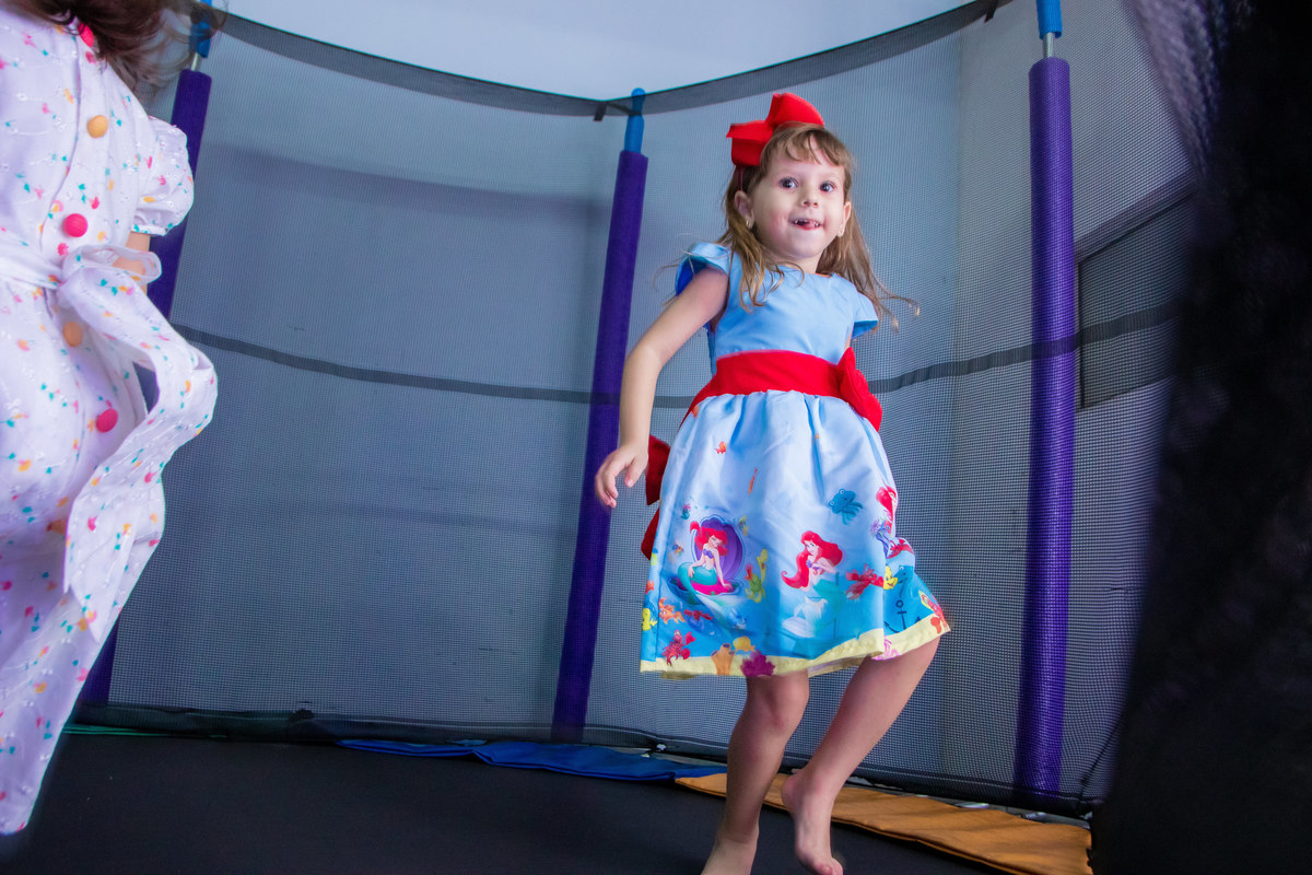 buffet biscoito bauru, buffet infantil bauru, aniversário infantil bauru, criança brincando no pula pula