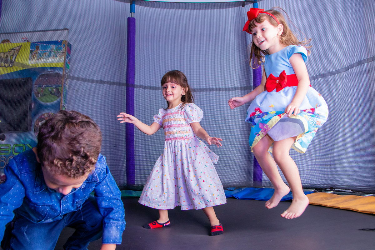 buffet biscoito bauru, buffet infantil bauru, aniversário infantil bauru, aniversariante e amigos brincando n pula pula