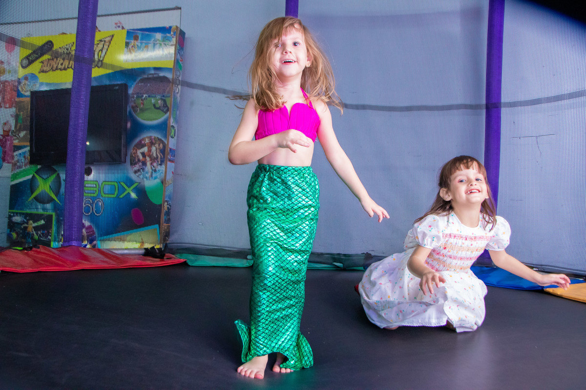 buffet biscoito bauru, buffet infantil bauru, aniversário infantil bauru, criança fantasiada de sereia brincando no pula pula