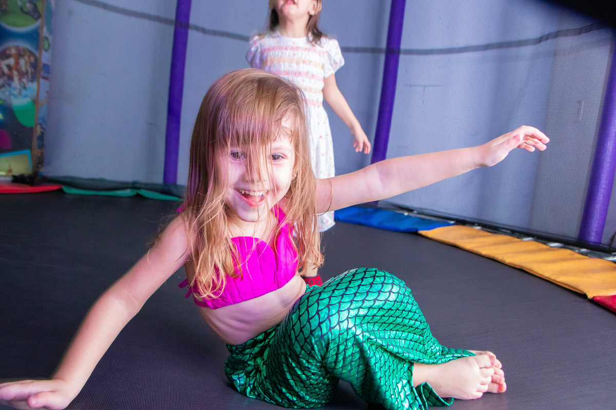 buffet biscoito bauru, buffet infantil bauru, aniversário infantil bauru, criança com fantasia de sereia brincando no pula pula