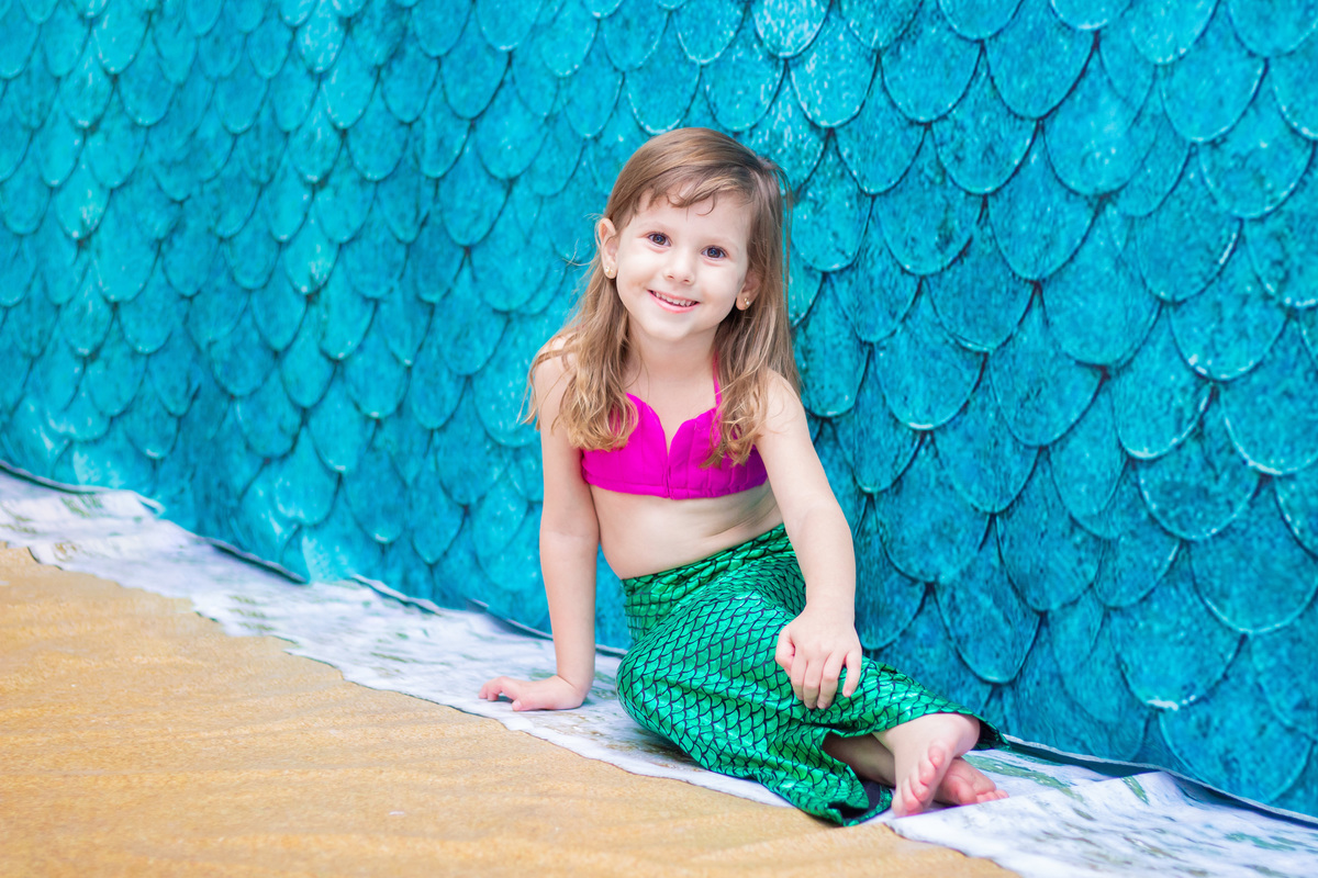 buffet biscoito bauru, buffet infantil bauru, aniversário infantil bauru, menina fantasiada de sereia em seu aniversário