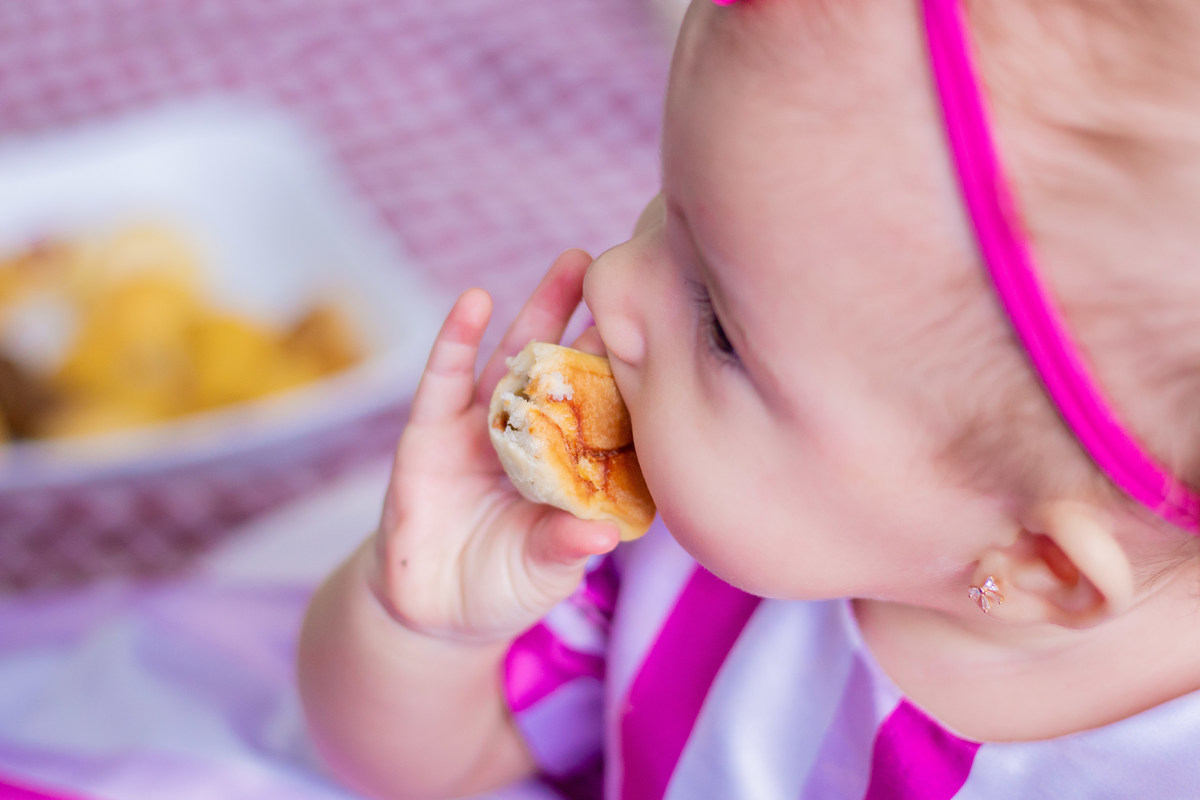 buffet biscoito bauru, buffet infantil bauru, aniversário infantil bauru, bebê comendo salgadinho em sua festa