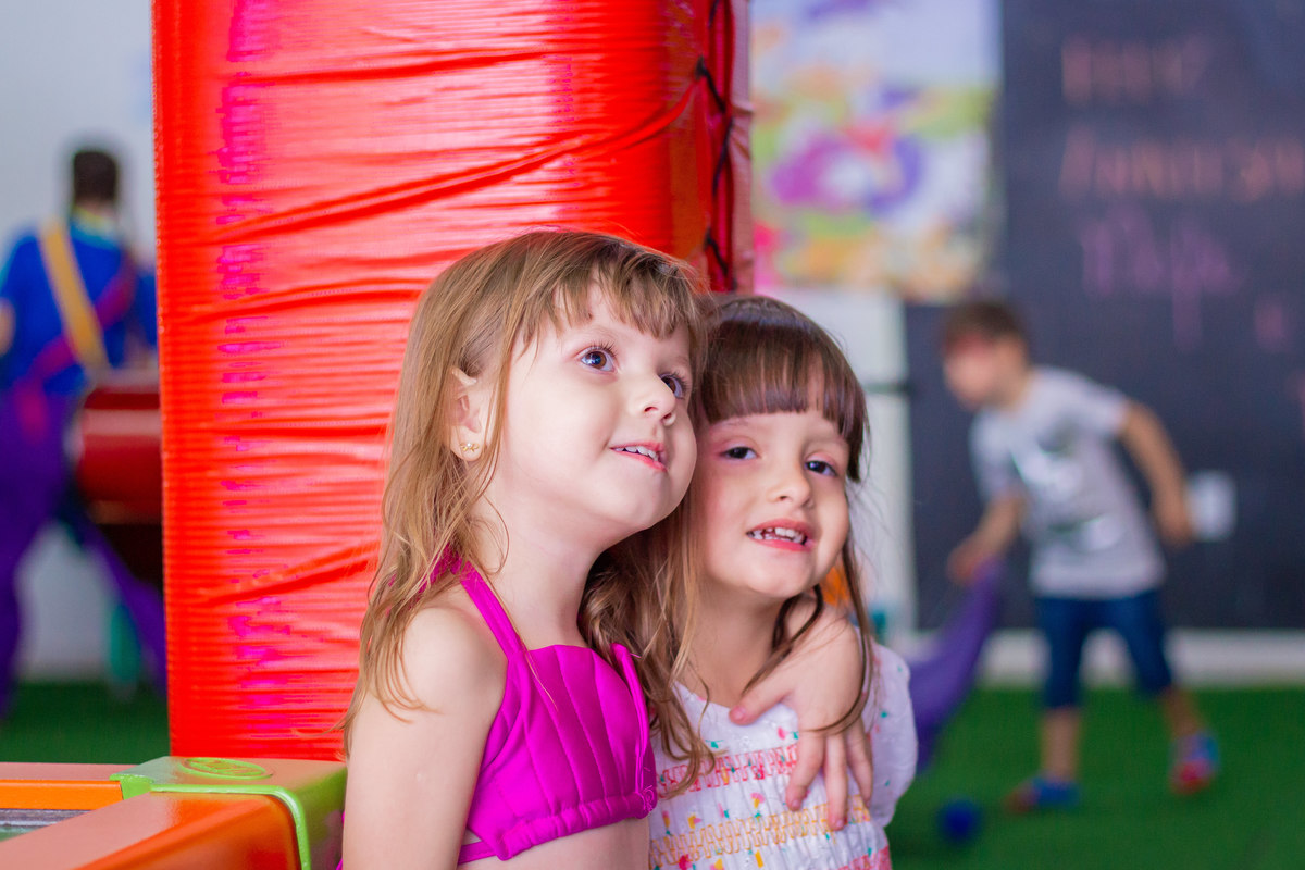 buffet biscoito bauru, buffet infantil bauru, aniversário infantil bauru, aniversariante abraçando amiga