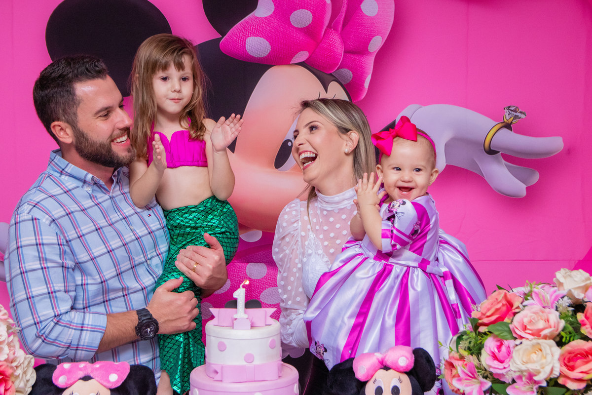 buffet biscoito bauru, buffet infantil bauru, aniversário infantil bauru, família na mesa do bolo cantando parabéns