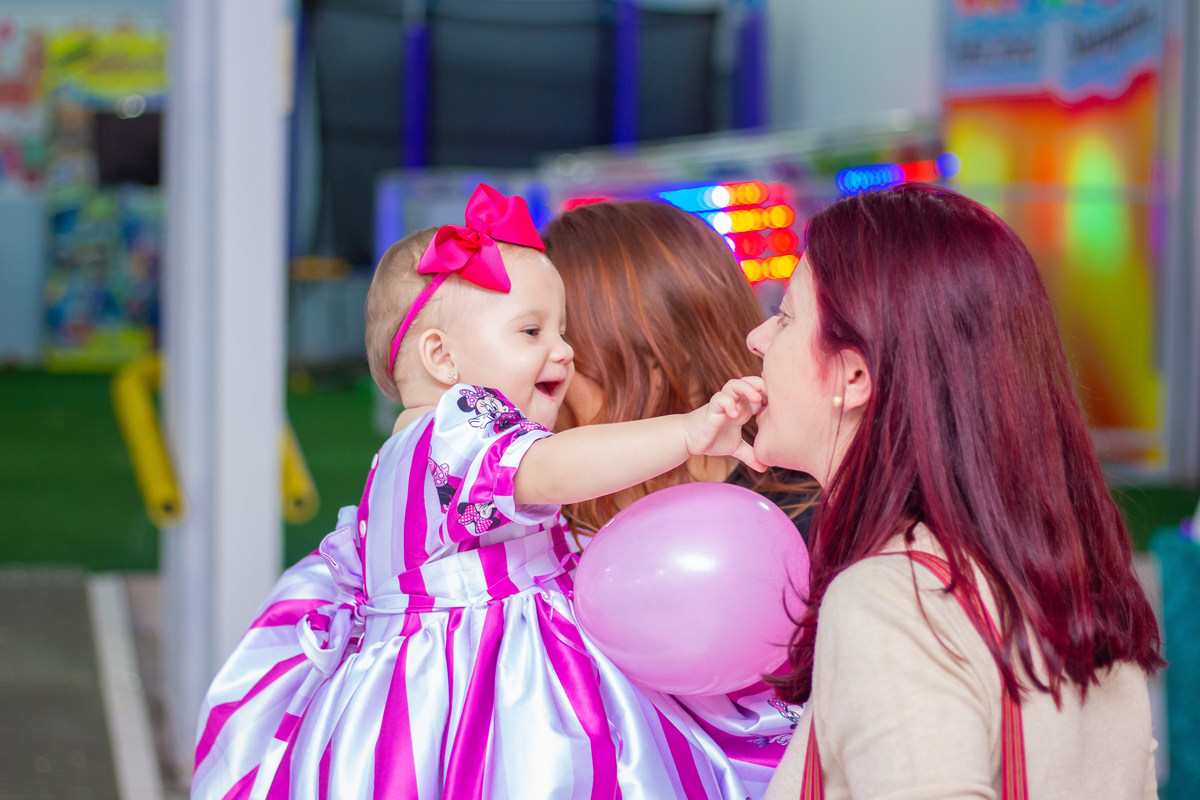 buffet biscoito bauru, buffet infantil bauru, aniversário infantil bauru, convidada brincando com aniversáriante