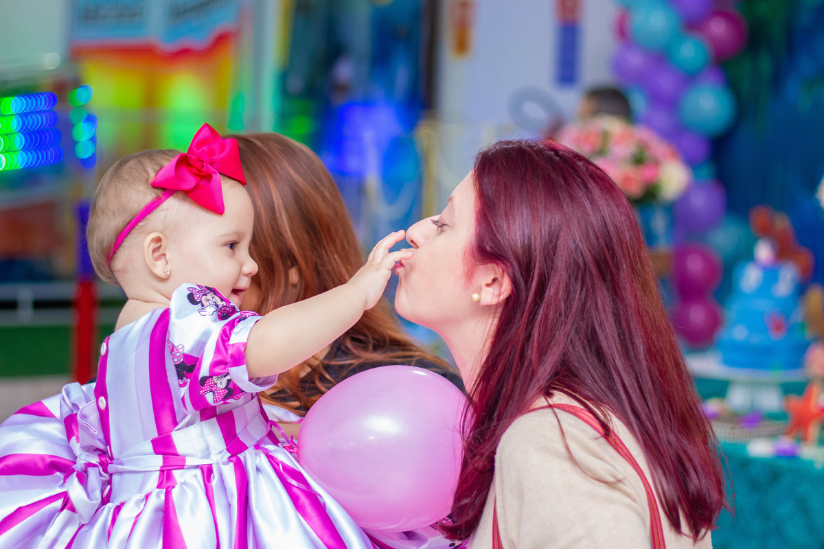 buffet biscoito bauru, buffet infantil bauru, aniversário infantil bauru, convidada brincando com aniversariante