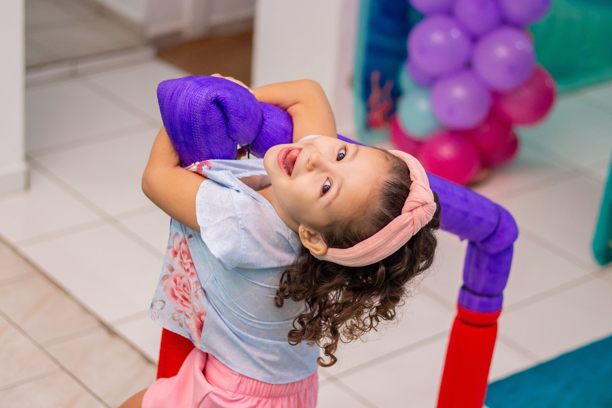 buffet biscoito bauru, buffet infantil bauru, aniversário infantil bauru, convidada brincando em aniversário