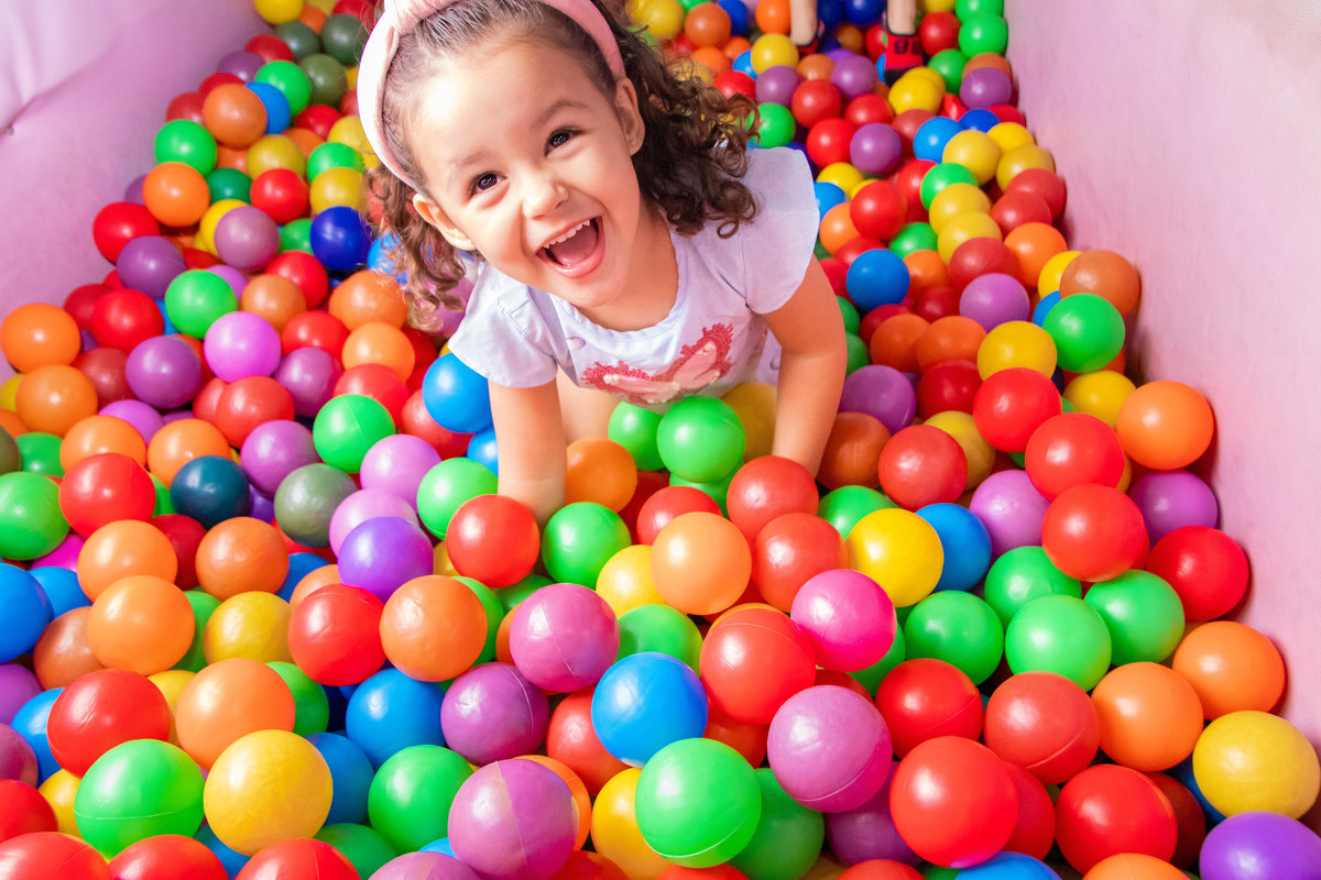 buffet biscoito bauru, buffet infantil bauru, aniversário infantil bauru, menina brincando na piscina de bolinhas