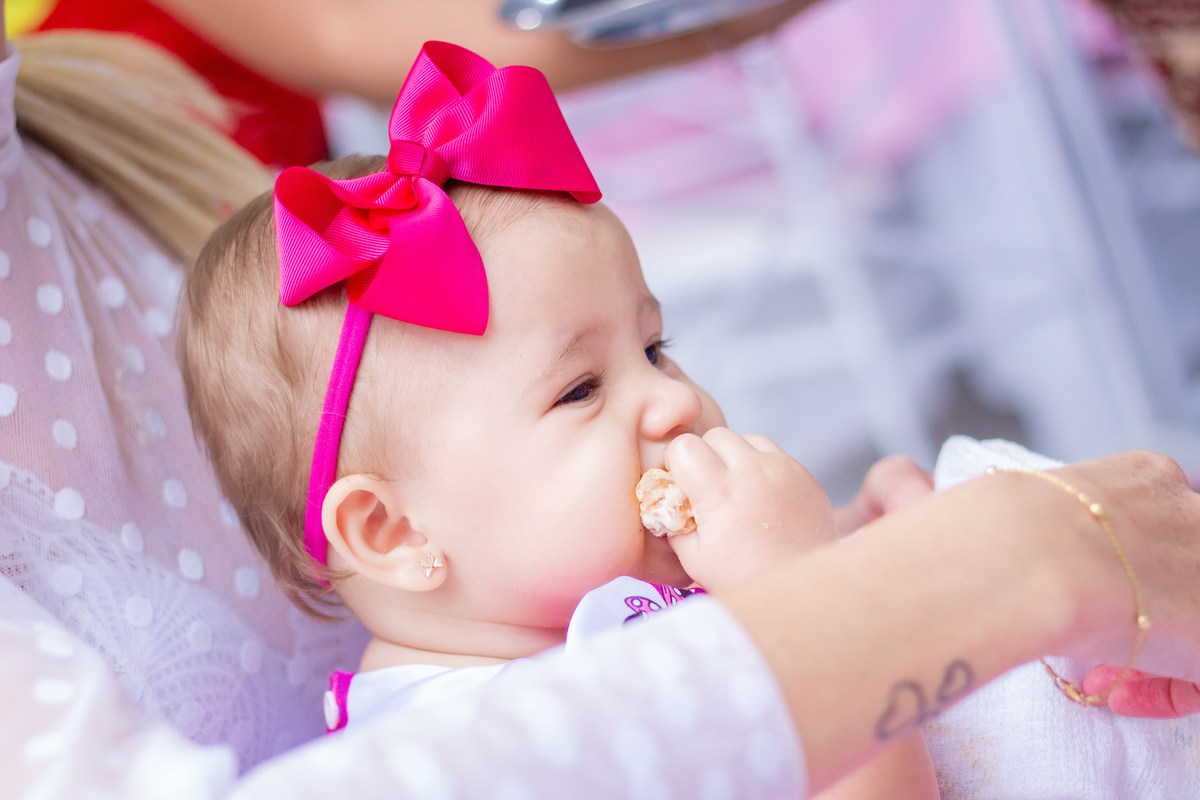 buffet biscoito bauru, buffet infantil bauru, aniversário infantil bauru, bebê comendo em seu aniversário