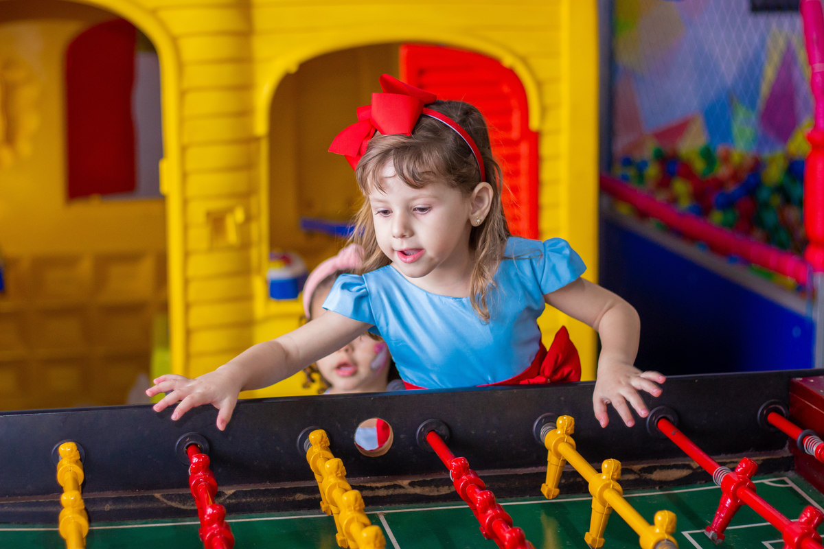 buffet biscoito bauru, buffet infantil bauru, aniversário infantil bauru, aniversariante brincando no pebolim 