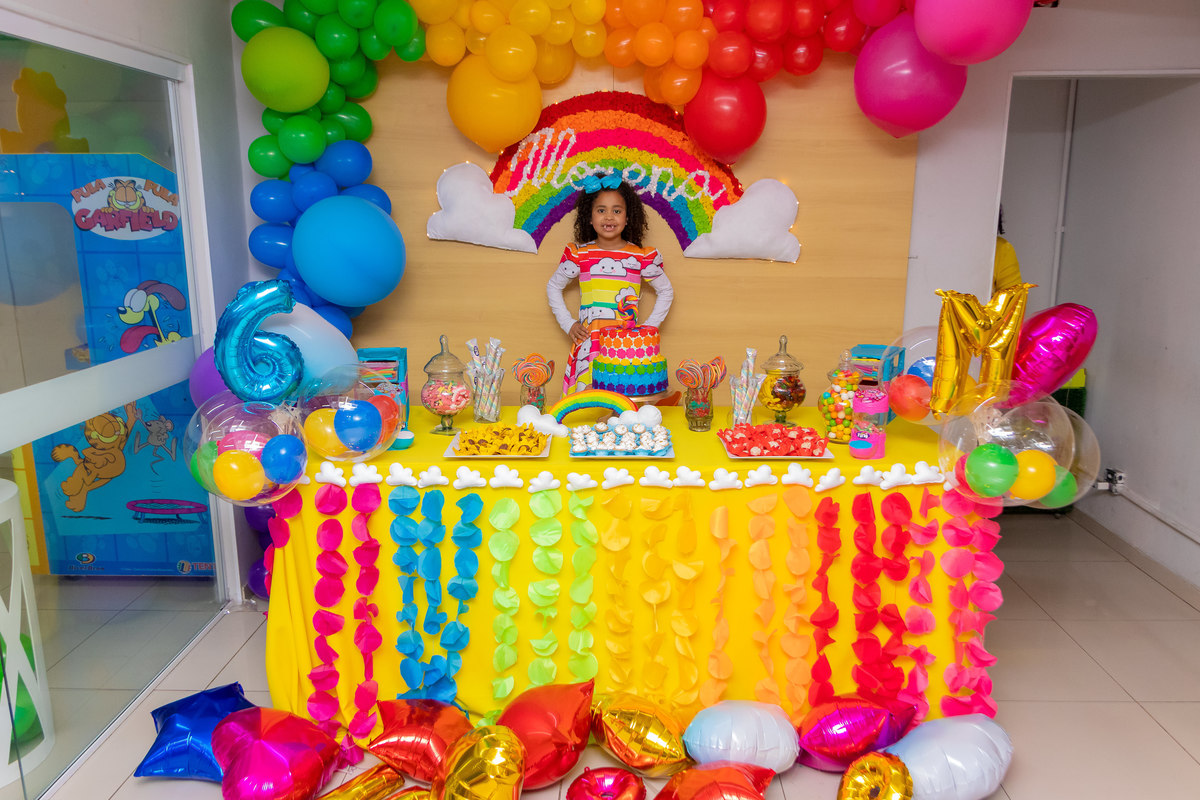 aniversário bauru shopping, decoração fini, decoração arco-iris, 