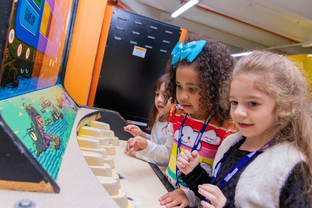 aniversário bauru shopping, decoração fini, decoração arco-iris, aniversariante e amigas brincando no shopping