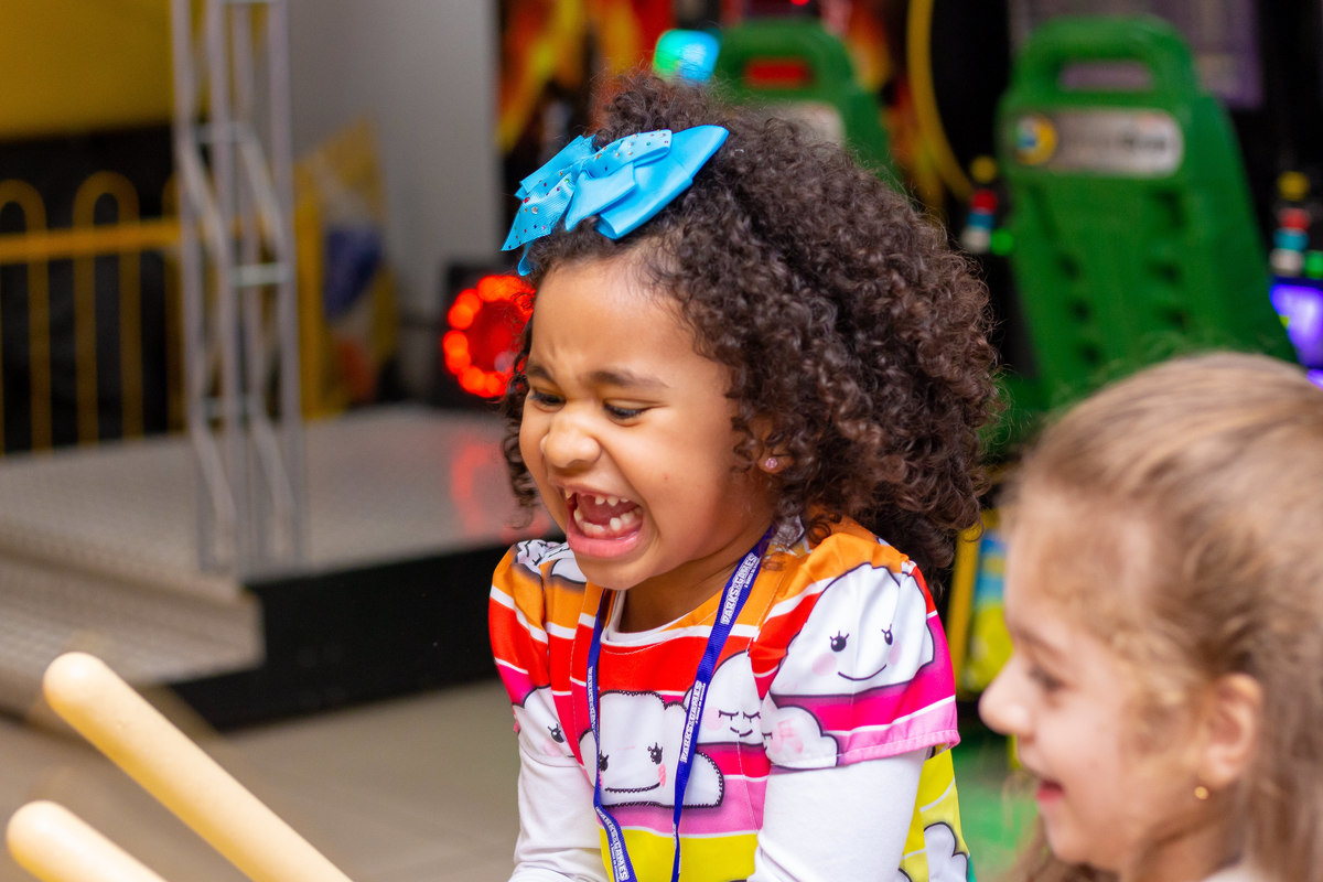 aniversário bauru shopping, decoração fini, decoração arco-iris, aniversariante e amiga brincando no shopping