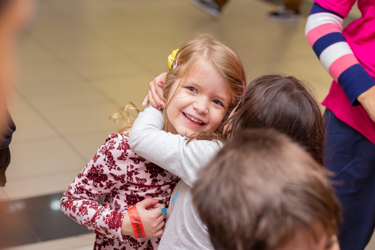 aniversário bauru shopping, decoração fini, decoração arco-iris, amigas se abraçando