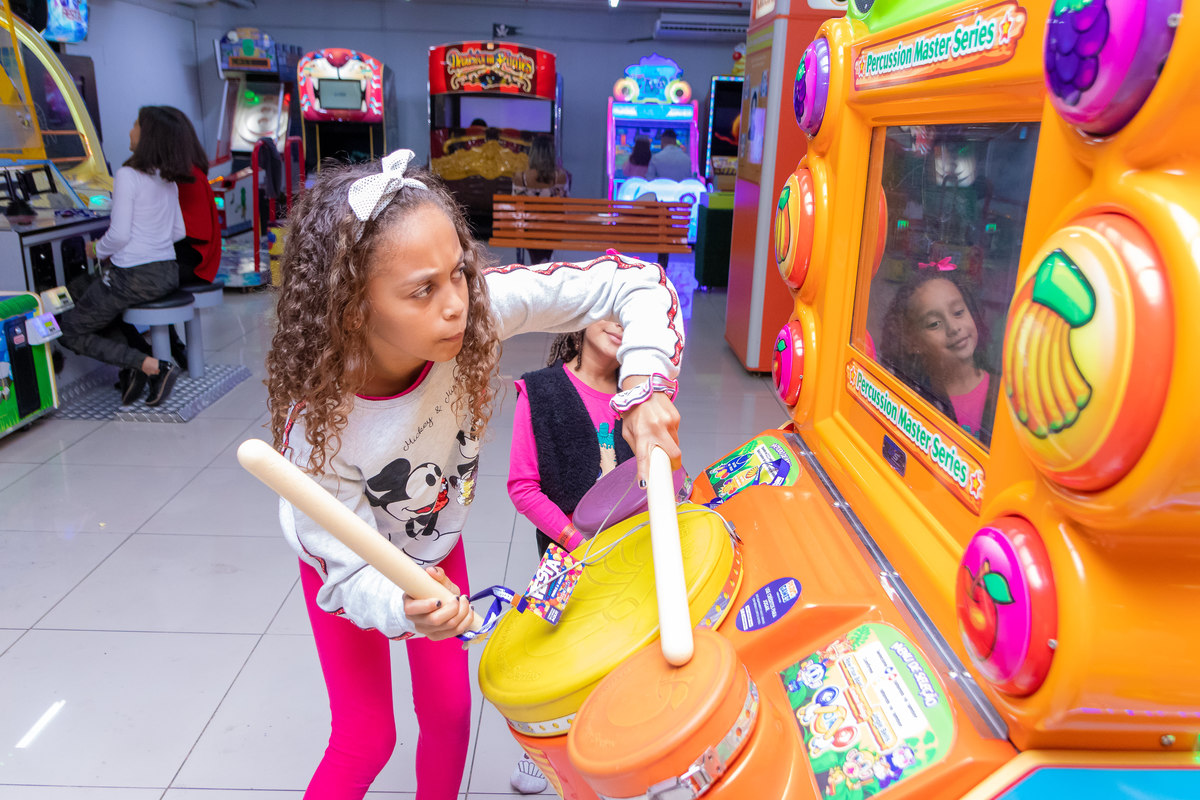 aniversário bauru shopping, decoração fini, decoração arco-iris, menina brincando de tocar bateria
