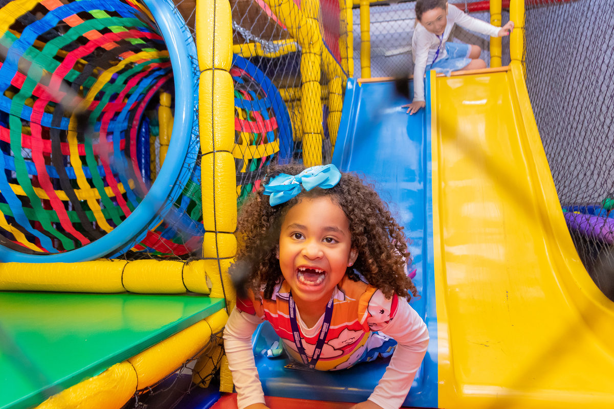 aniversário bauru shopping, decoração fini, decoração arco-iris, aniversariante brincando no escorregador