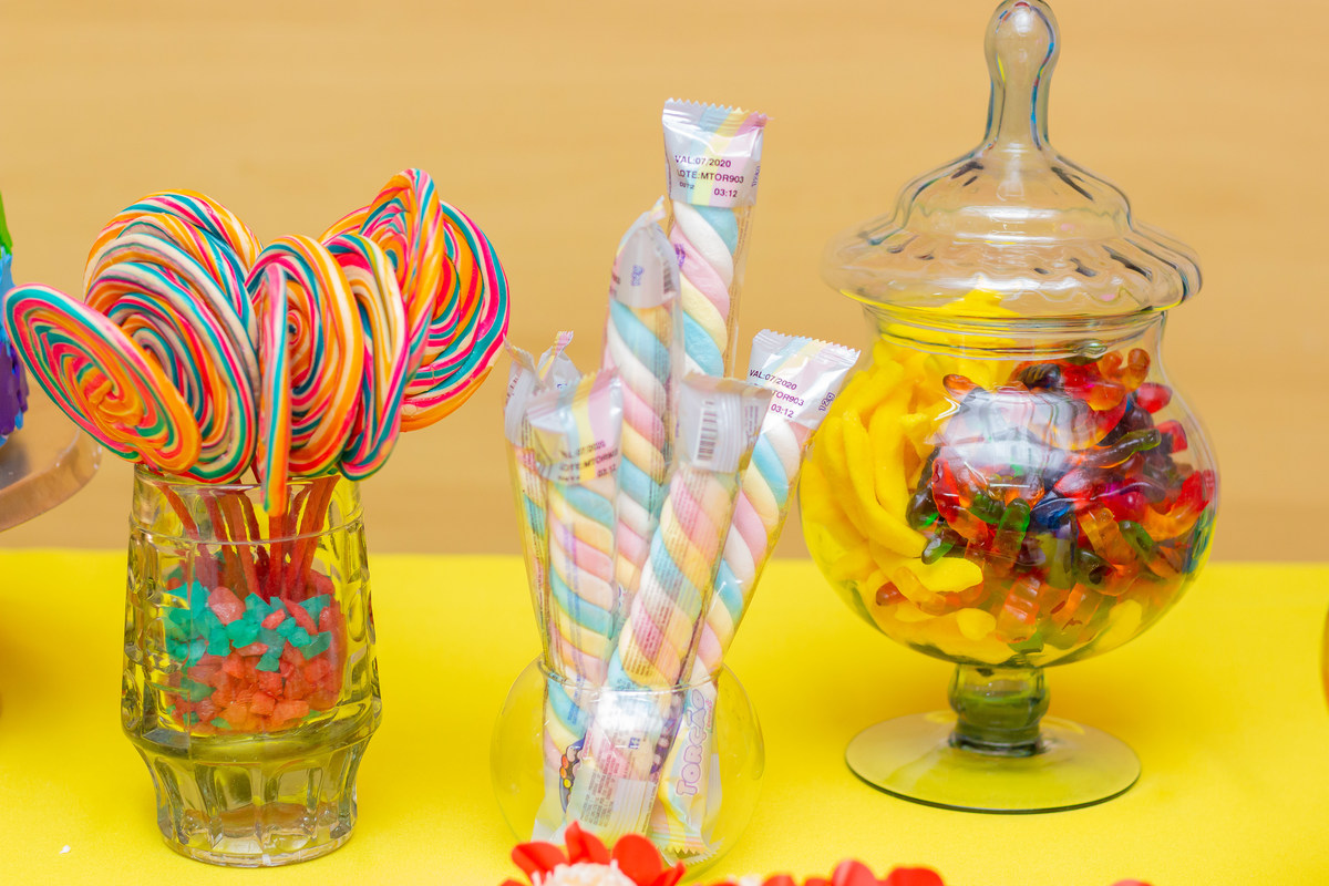 aniversário bauru shopping, decoração fini, decoração arco-iris, mesa de doces fini