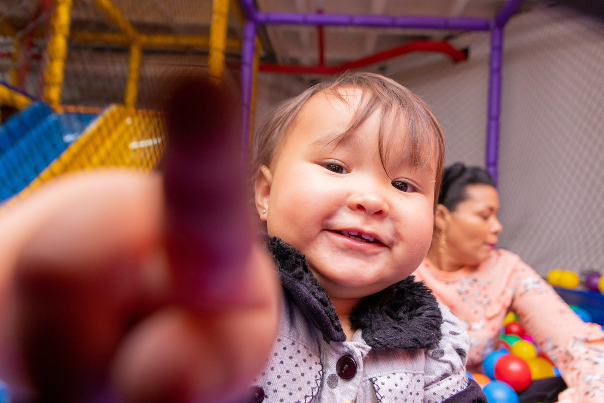 aniversário bauru shopping, decoração fini, decoração arco-iris, bebê colocando o dedo na lente
