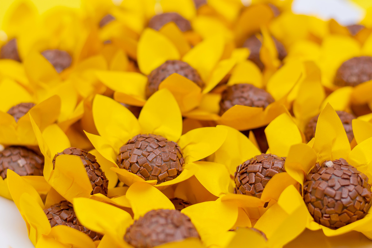 aniversário bauru shopping, decoração fini, decoração arco-iris, brigadeiro em formato de girassol
