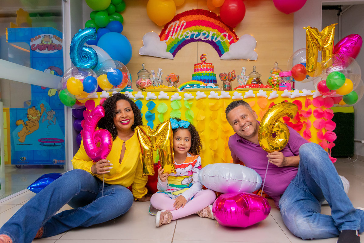 aniversário bauru shopping, decoração fini, decoração arco-iris, família na mesa do bolo