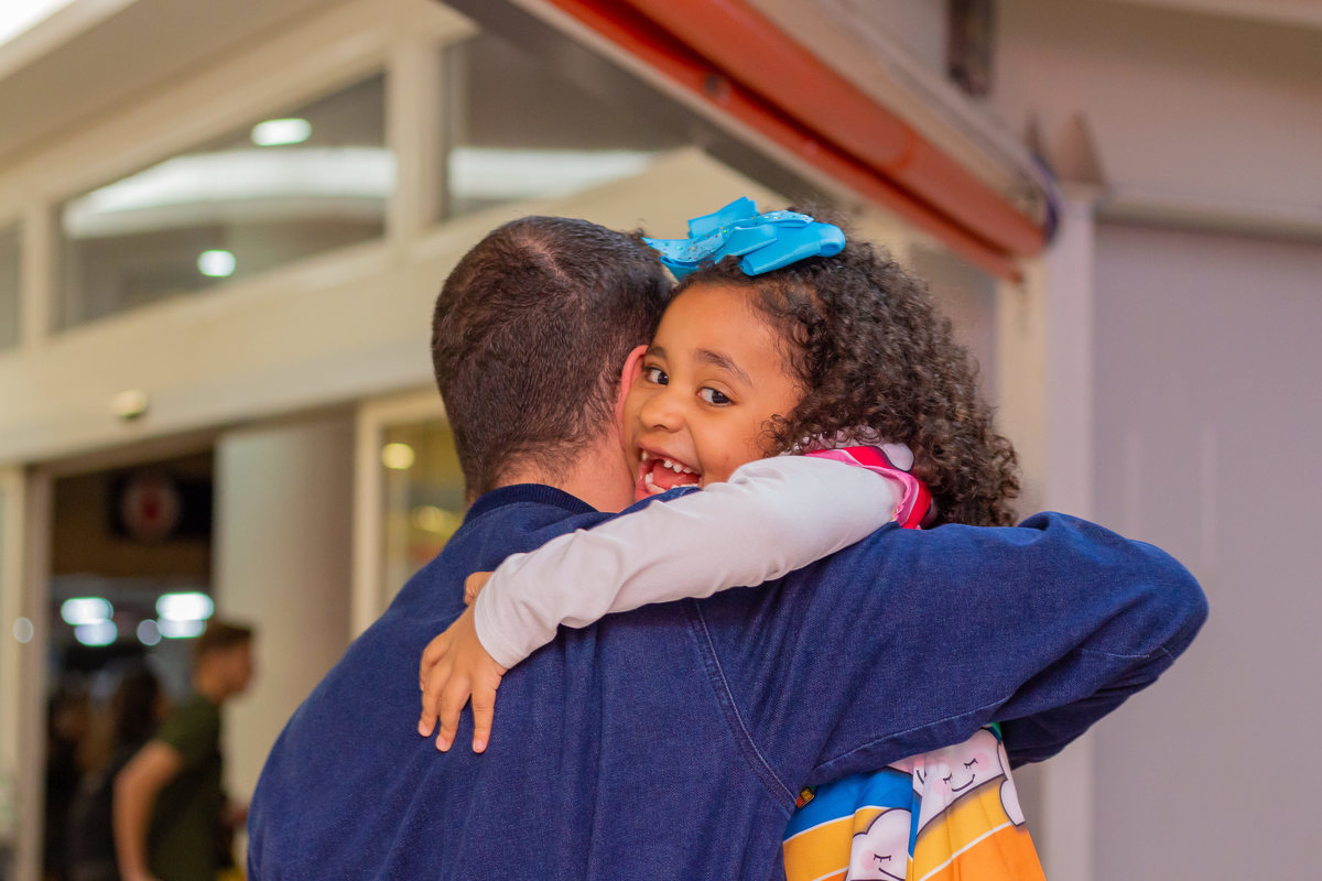 aniversário bauru shopping, decoração fini, decoração arco-iris, convidado abraçando aniversariante