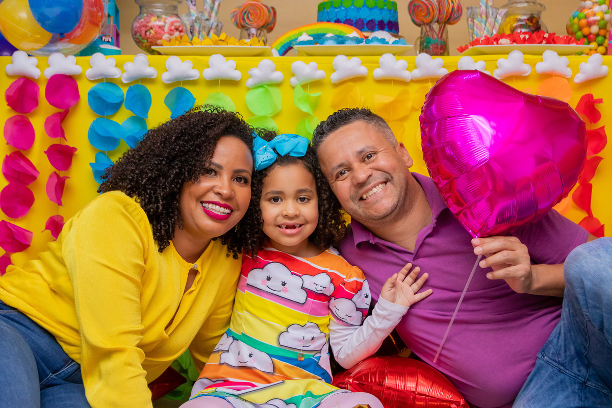 aniversário bauru shopping, decoração fini, decoração arco-iris, família sorrindo em aniversário