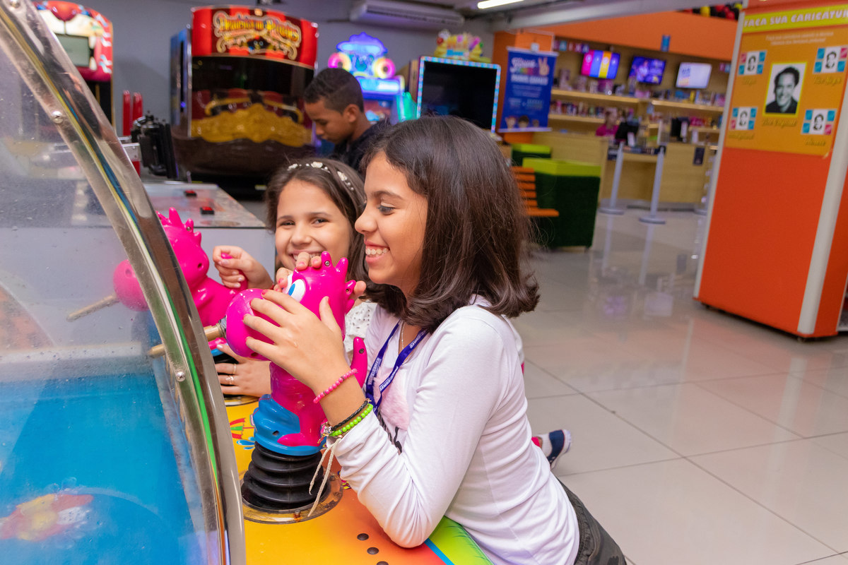 aniversário bauru shopping, decoração fini, decoração arco-iris, crianças brincando em shopping
