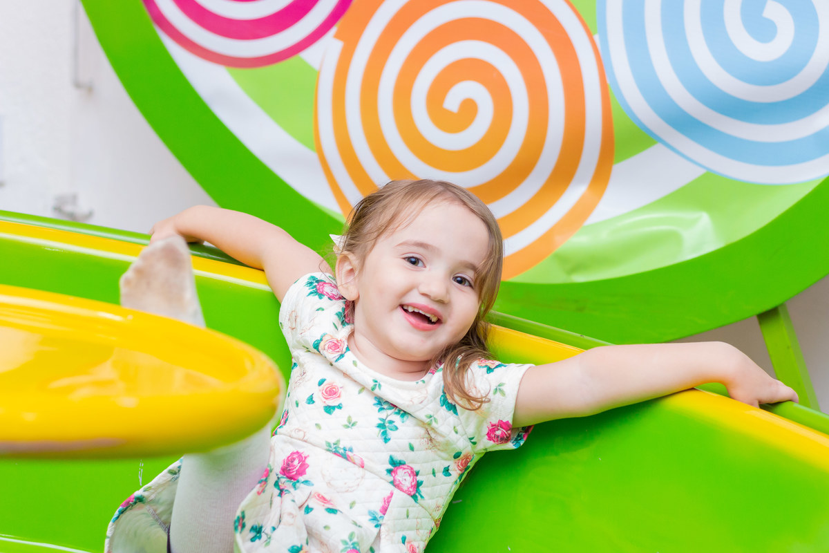 Buffet Infantil Boomerang Bauru, Festa infantil Bauru, aniversário tema Dora Aventureira, criança brincando na la bamba em seu aniversário