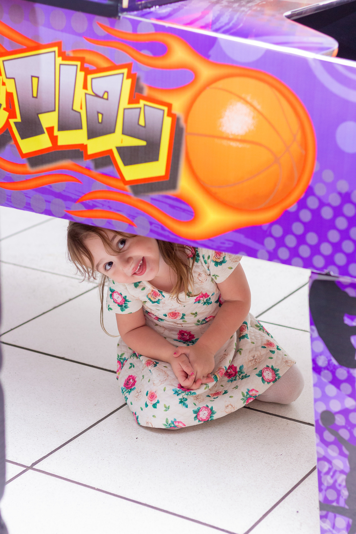 Buffet Infantil Boomerang Bauru, Festa infantil Bauru, aniversário tema Dora Aventureira, criança se escondendo em aniversário