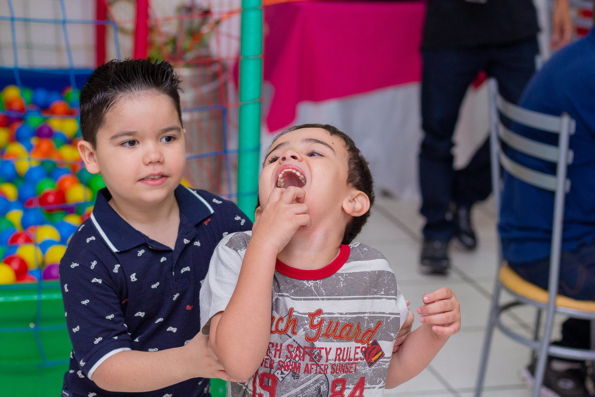 Buffet Infantil Boomerang Bauru, Festa infantil Bauru, aniversário tema Dora Aventureira, amigos rindo em aniversário