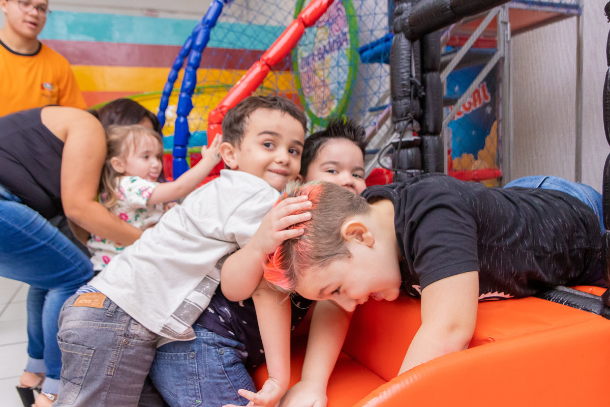 Buffet Infantil Boomerang Bauru, Festa infantil Bauru, aniversário tema Dora Aventureira, crianças fazendo bagunça em aniversário