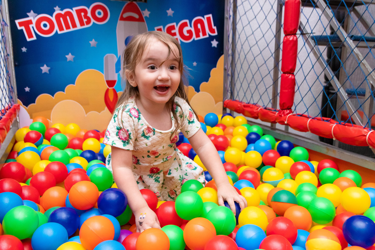 Buffet Infantil Boomerang Bauru, Festa infantil Bauru, aniversário tema Dora Aventureira, aniversariante brincando no tombo legal