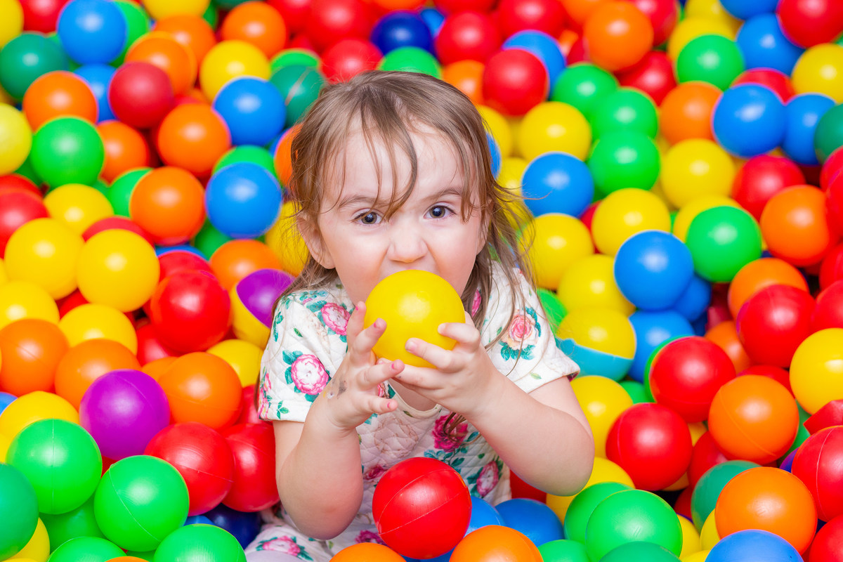 Buffet Infantil Boomerang Bauru, Festa infantil Bauru, aniversário tema Dora Aventureira, menina brincando de comer bolinhas da piscina de bolinhas