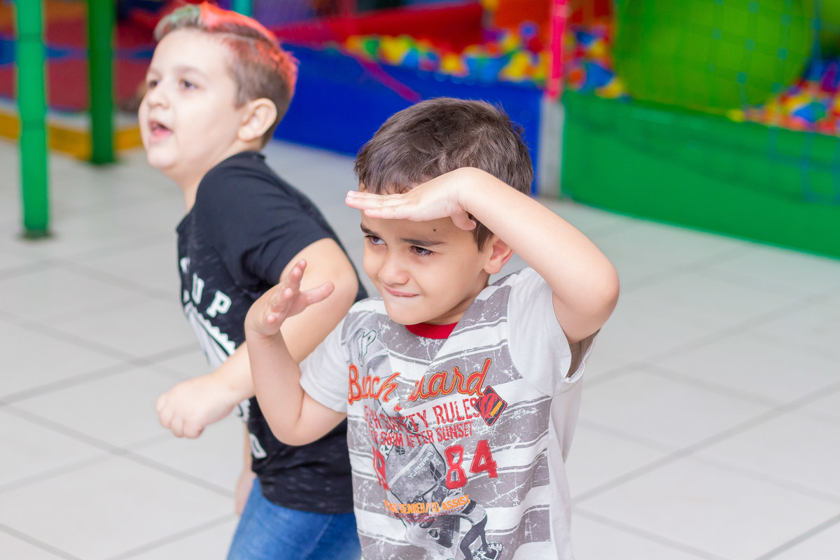 Buffet Infantil Boomerang Bauru, Festa infantil Bauru, aniversário tema Dora Aventureira, amigos dançando com o xbox