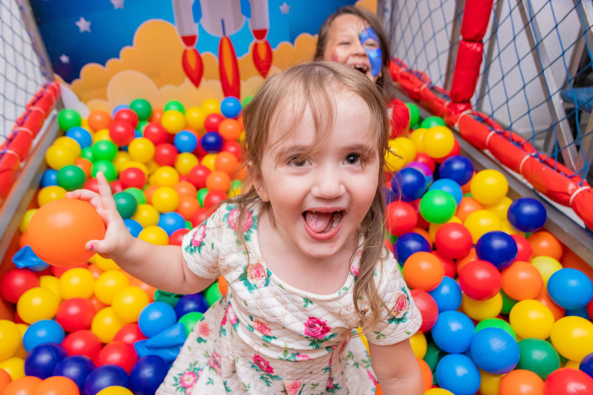 Buffet Infantil Boomerang Bauru, Festa infantil Bauru, aniversário tema Dora Aventureira, amigas brincando na piscina de bolinhas