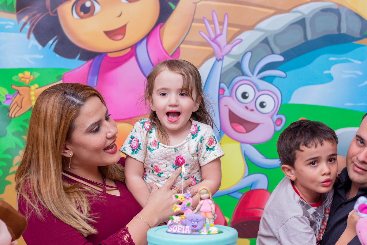 Buffet Infantil Boomerang Bauru, Festa infantil Bauru, aniversário tema Dora Aventureira, família reunida na hora do parabéns