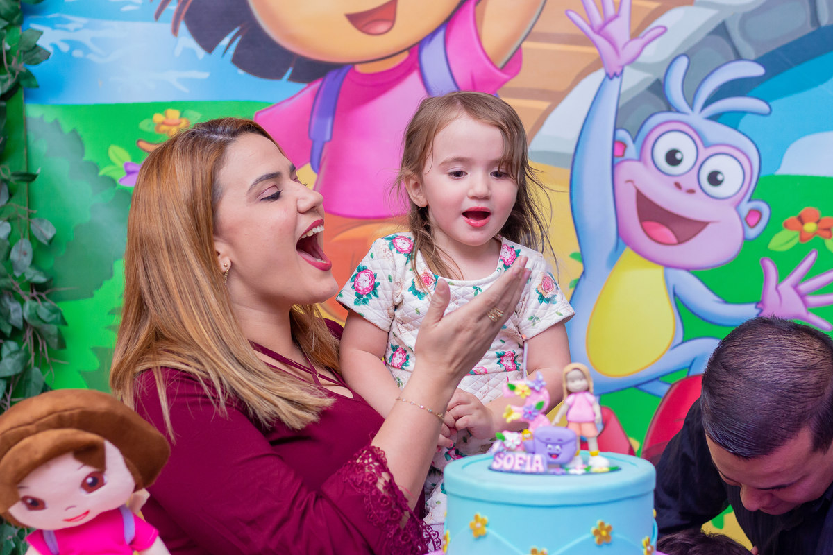 Buffet Infantil Boomerang Bauru, Festa infantil Bauru, aniversário tema Dora Aventureira, família cantando parabéns