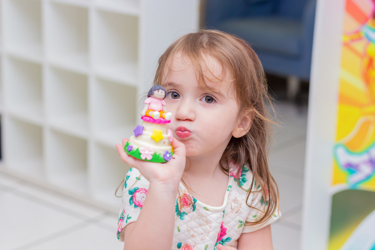 Buffet Infantil Boomerang Bauru, Festa infantil Bauru, aniversário tema Dora Aventureira, aniversariante brincando com docinhos