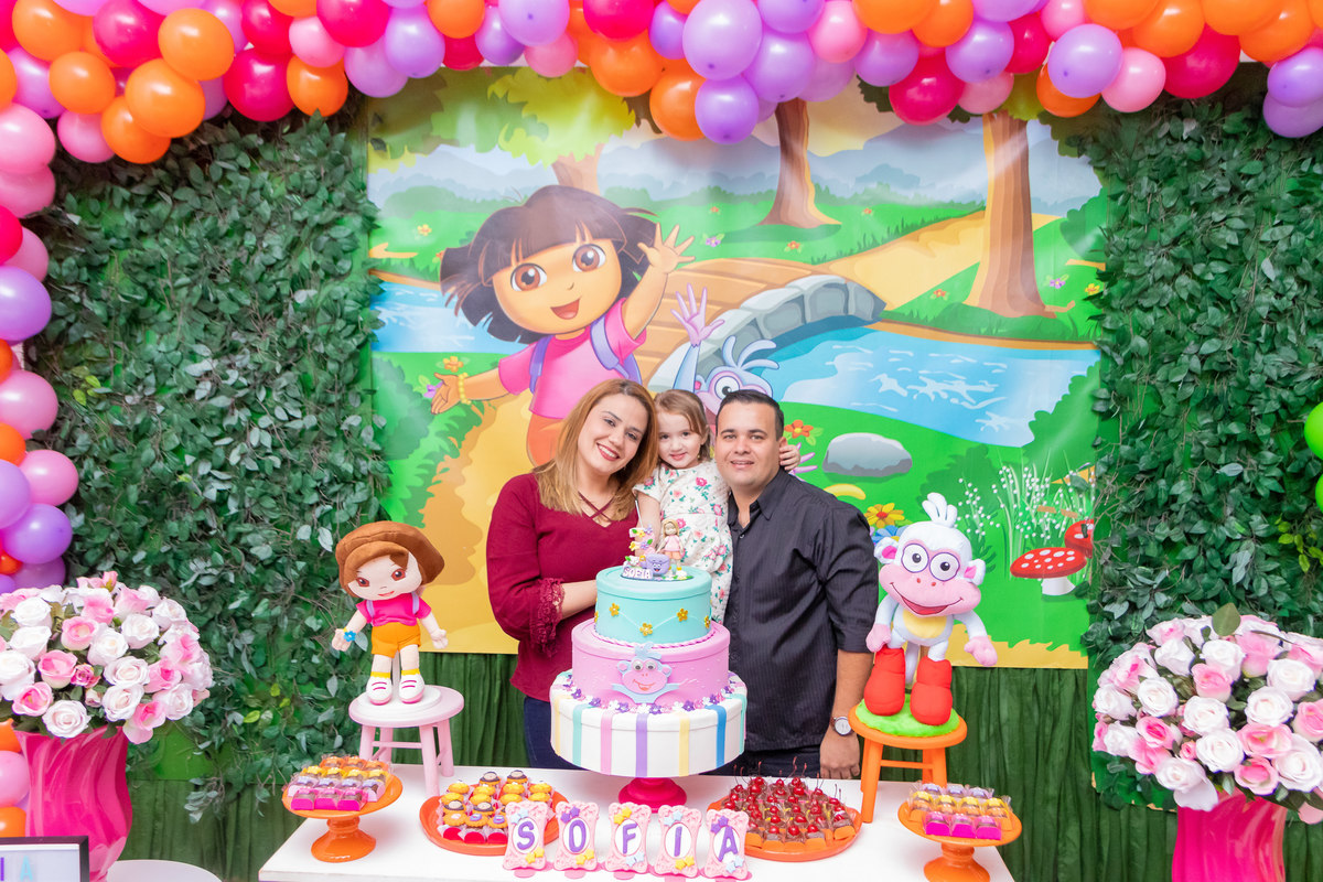Buffet Infantil Boomerang Bauru, Festa infantil Bauru, aniversário tema Dora Aventureira, foto com a família na mesa do bolo