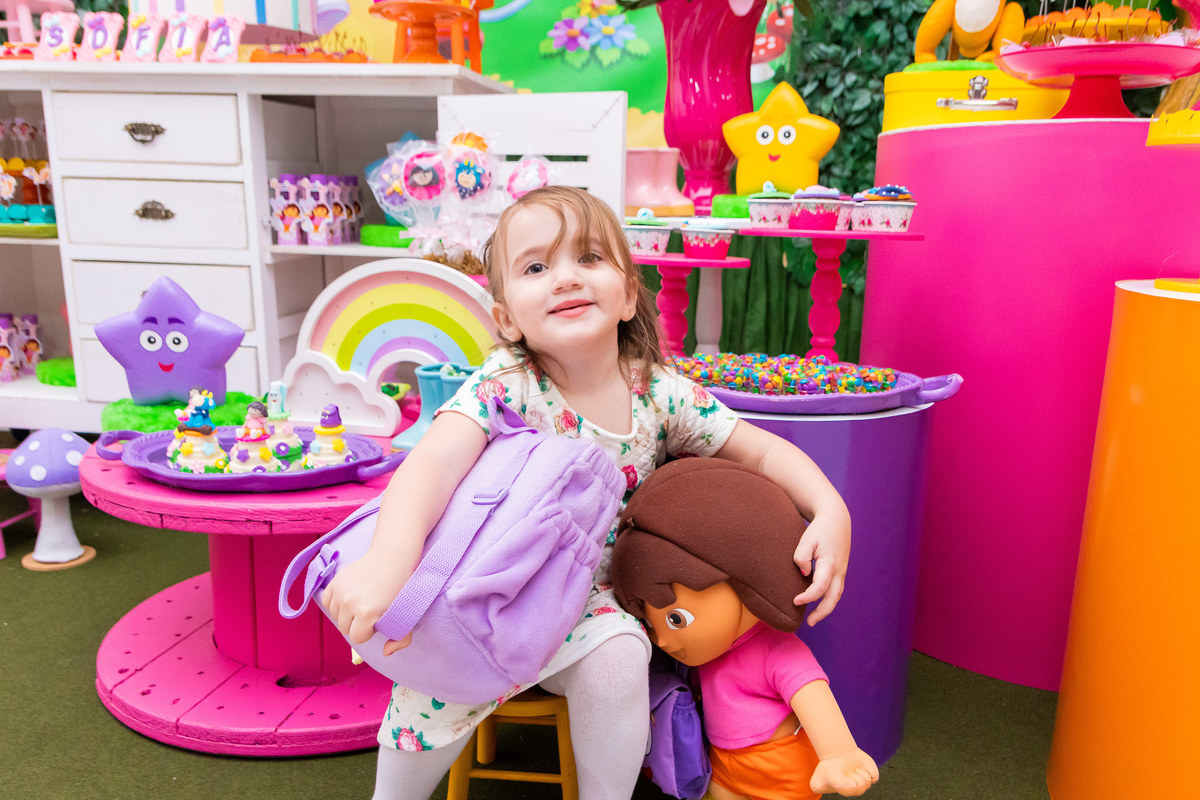 Buffet Infantil Boomerang Bauru, Festa infantil Bauru, aniversário tema Dora Aventureira, criança brincando com a boneca da dora