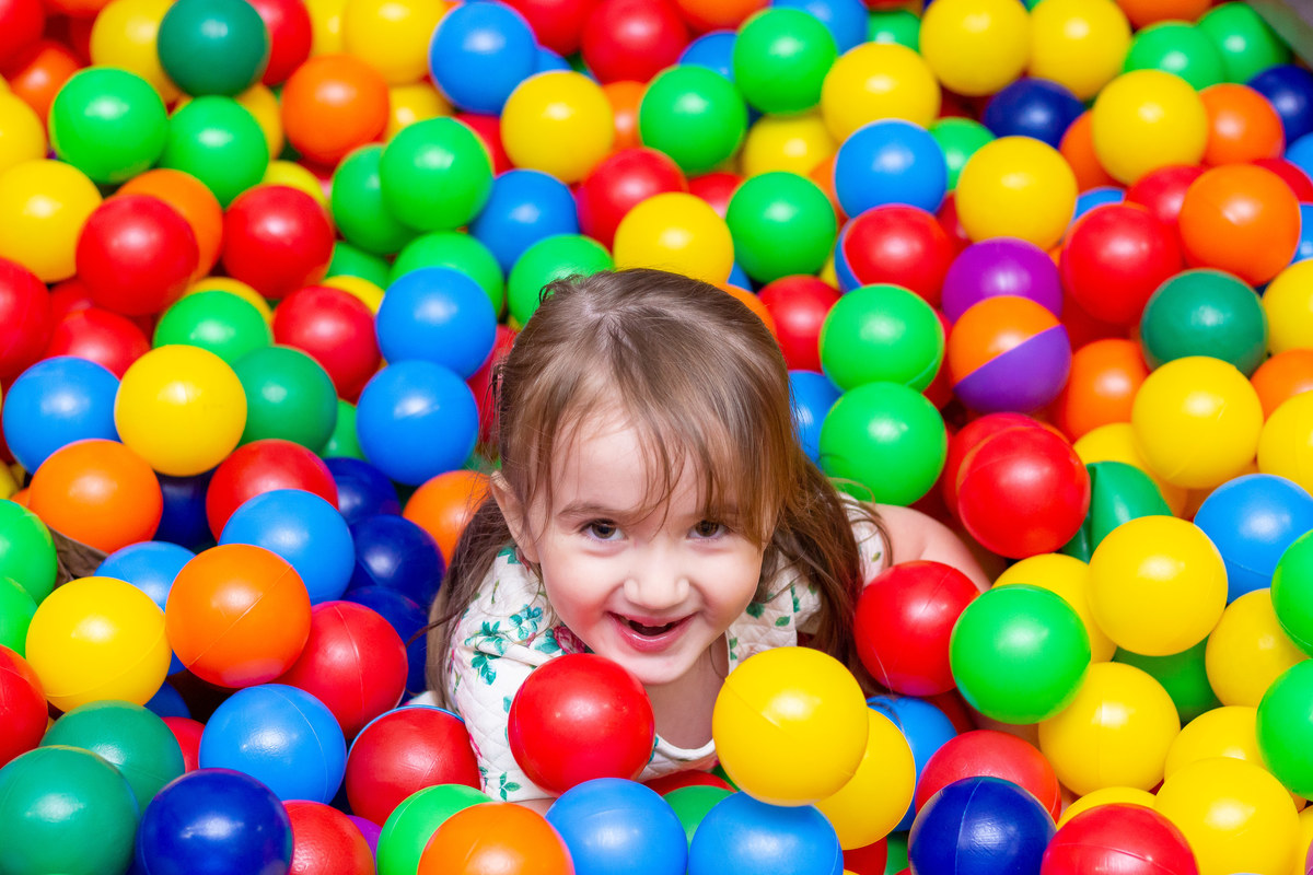 Buffet Infantil Boomerang Bauru, Festa infantil Bauru, aniversário tema Dora Aventureira, criança brincando na piscina de bolinhas