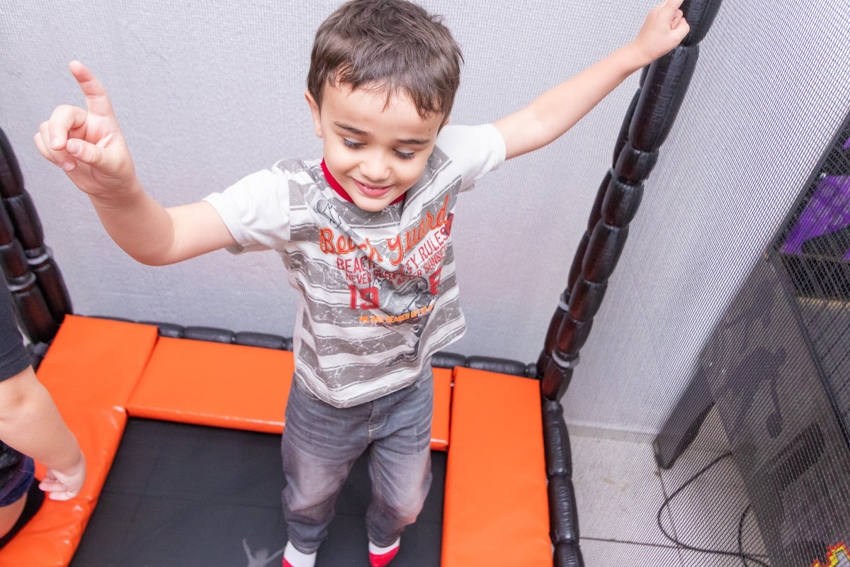 Buffet Infantil Boomerang Bauru, Festa infantil Bauru, aniversário tema Dora Aventureira, menino brincando no pula pula