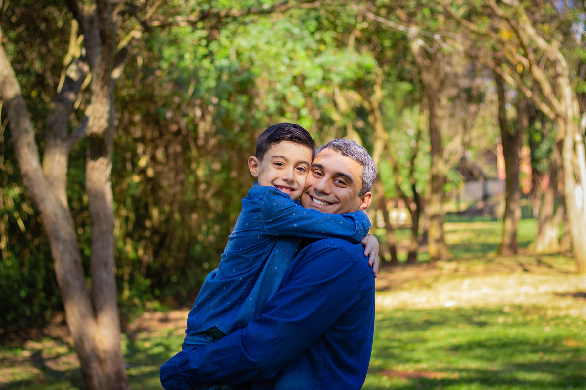 Jardim Botânico de Bauru, ensaio externo em família, ensaio externo Bauru, pai abraçando o filho em jardim
