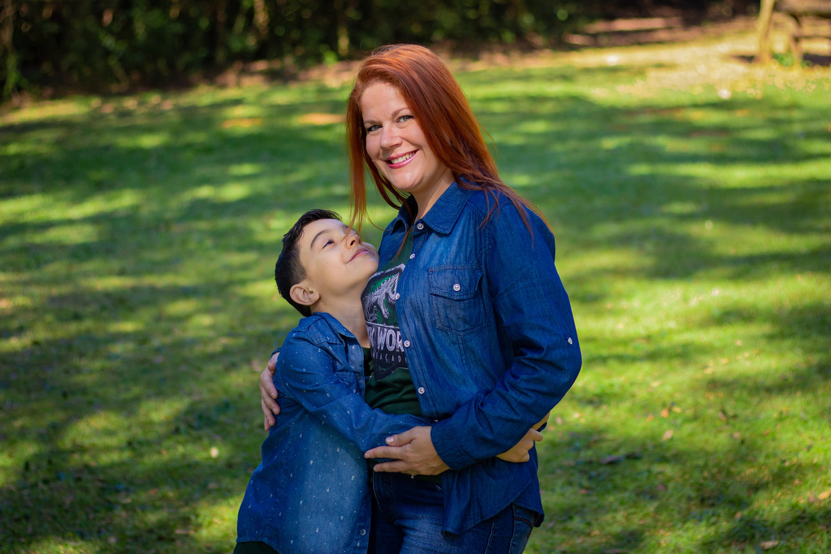 Jardim Botânico de Bauru, ensaio externo em família, ensaio externo Bauru, mãe abraçando o filho em jardim