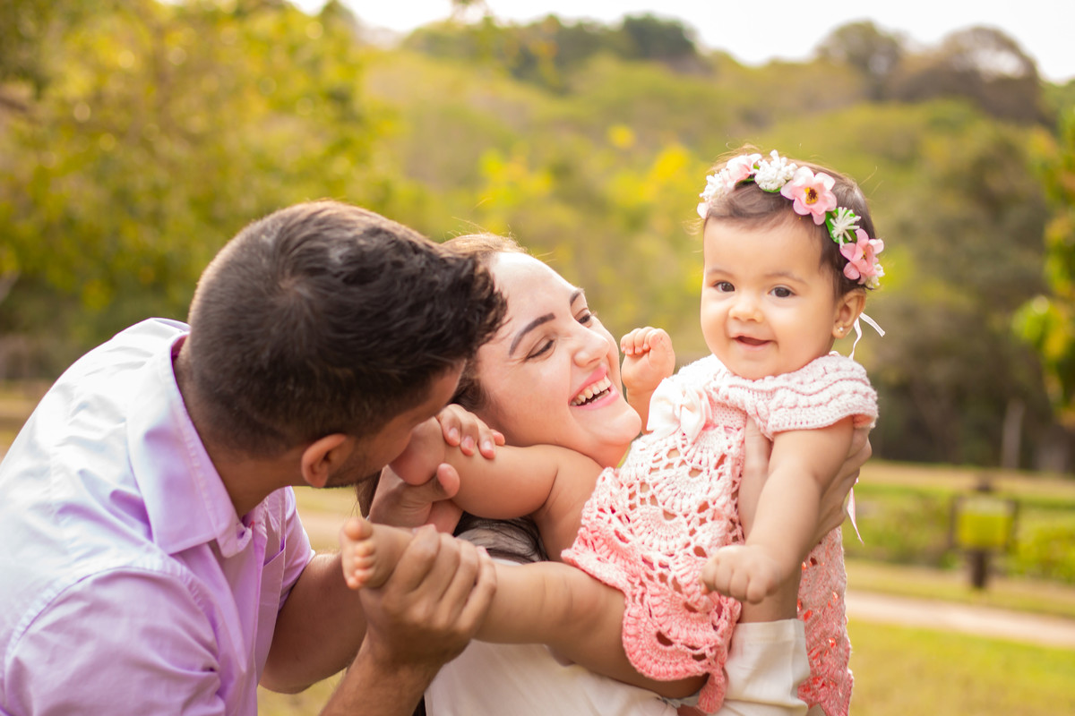 Ensaio jardim botânico de bauru, ensaio externo em bauru, ensaio infantil externo, ensaio de família externo, pai brincando com pezinhos da filha