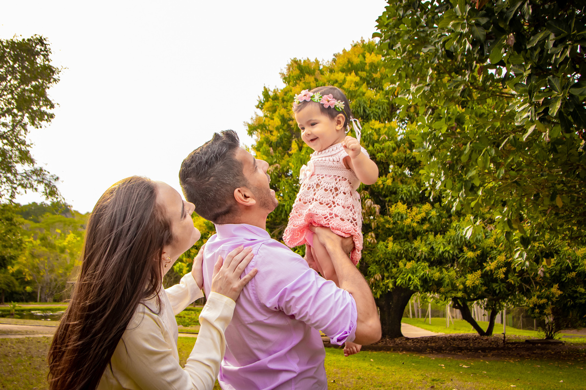 Ensaio jardim botânico de bauru, ensaio externo em bauru, ensaio infantil externo, ensaio de família externo, pais brincando de voar com a filha