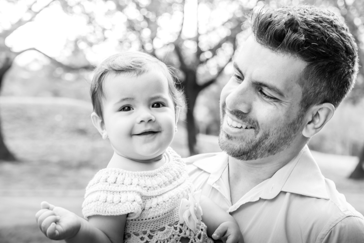 Ensaio jardim botânico de bauru, ensaio externo em bauru, ensaio infantil externo, ensaio de família externo, pai e filha sorrindo em jardim