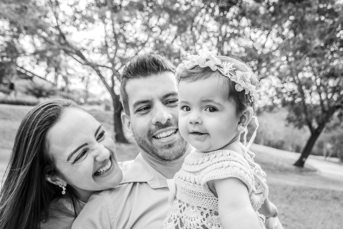 Ensaio jardim botânico de bauru, ensaio externo em bauru, ensaio infantil externo, ensaio de família externo, bebê olhando para a câmera, pais brincando com a filha