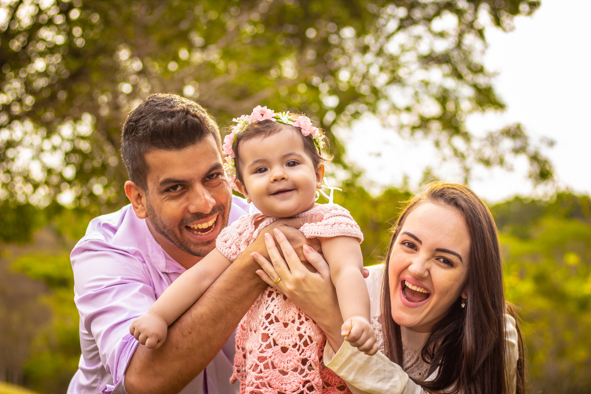 Ensaio jardim botânico de bauru, ensaio externo em bauru, ensaio infantil externo, ensaio de família externo, bebê brincando de aviãozinho com os pais